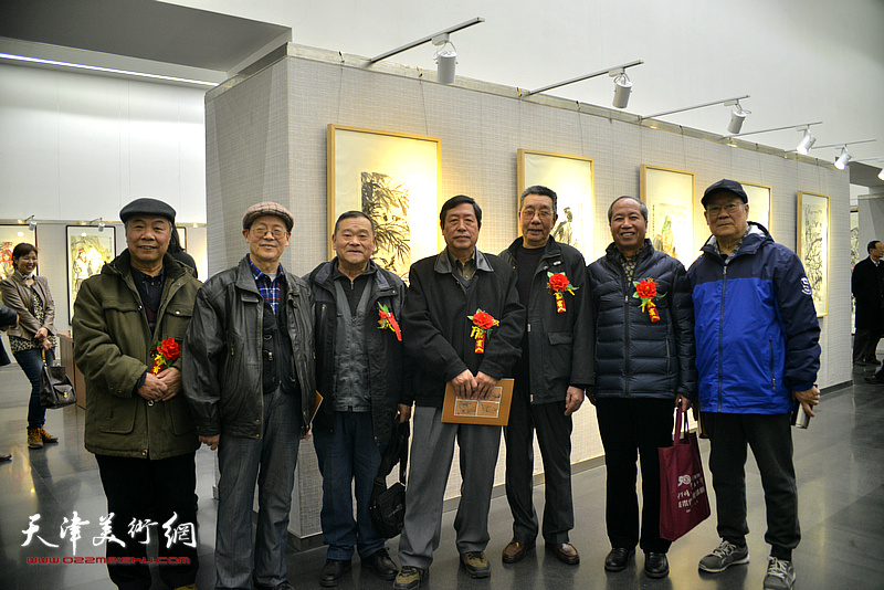 左起：王大奇、尚金生、董铁山、王世泰、曹剑英、傅树才、李明在画展现场。