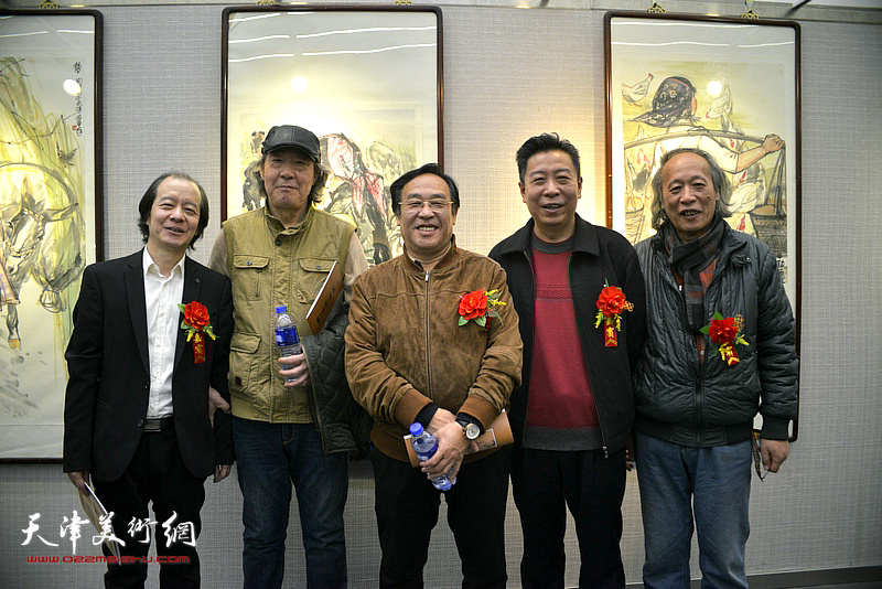 左起：王荃力、张亚光、陈钢、李增亭、王作飞在画展现场。