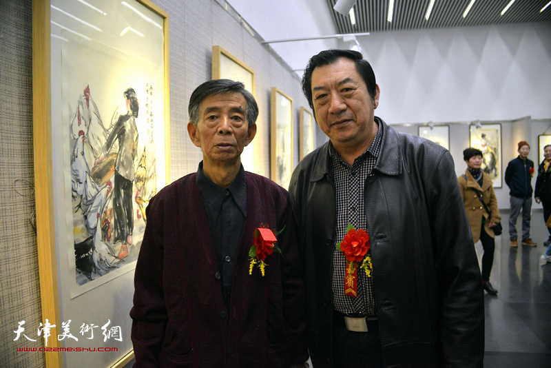 刘维仑与孙玉河在画展现场。