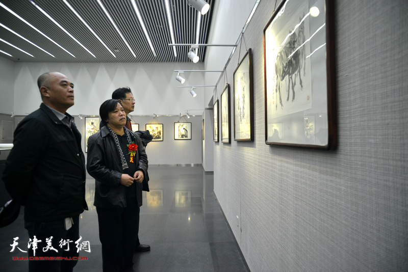 李耀春、潘津生在观赏展出的画作。