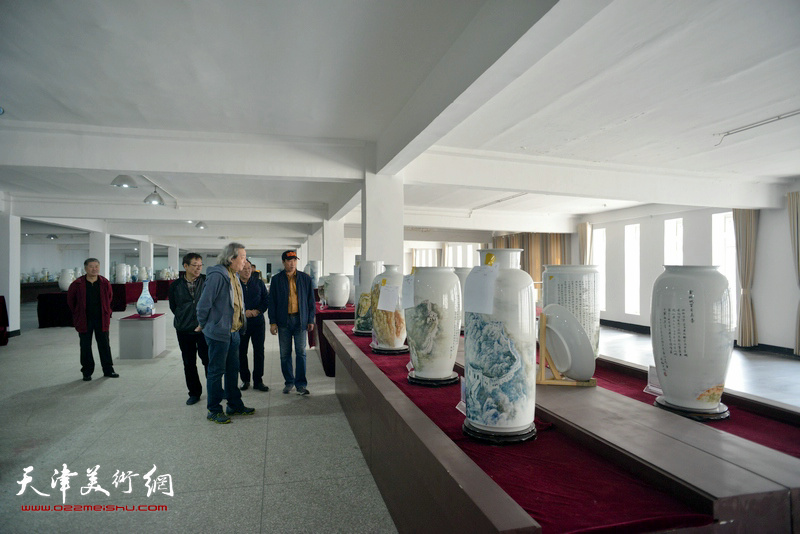 陈钢与画家们观赏“长城青花瓷”系列作品。