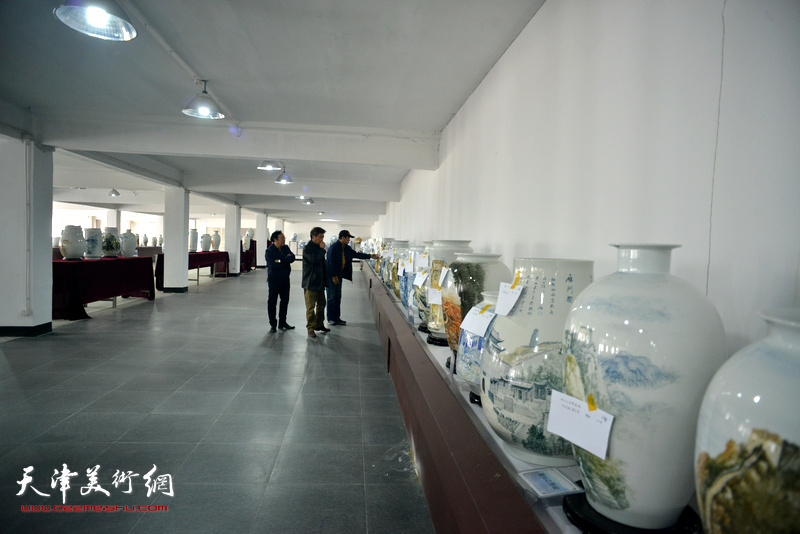 陈钢与画家们观赏“长城青花瓷”系列作品。