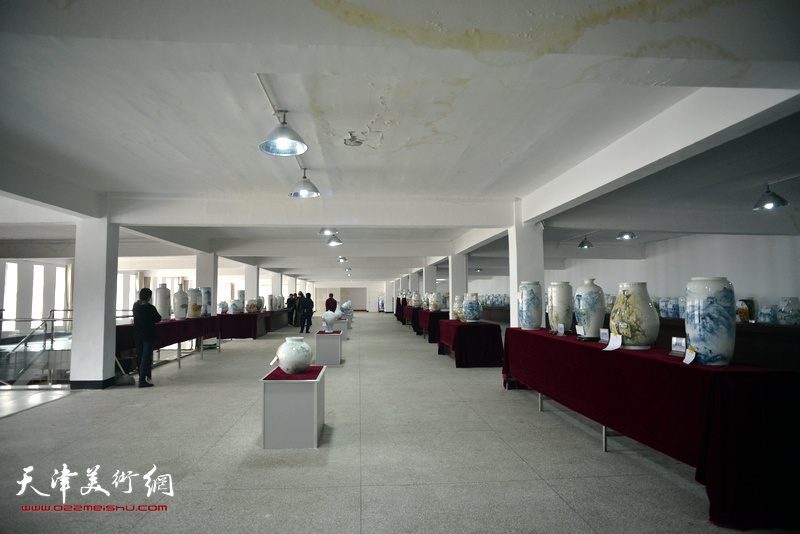 陈塘庄美术科技馆腾出一间厂房临时摆放陈钢创作的“长城青花瓷”系列作品
