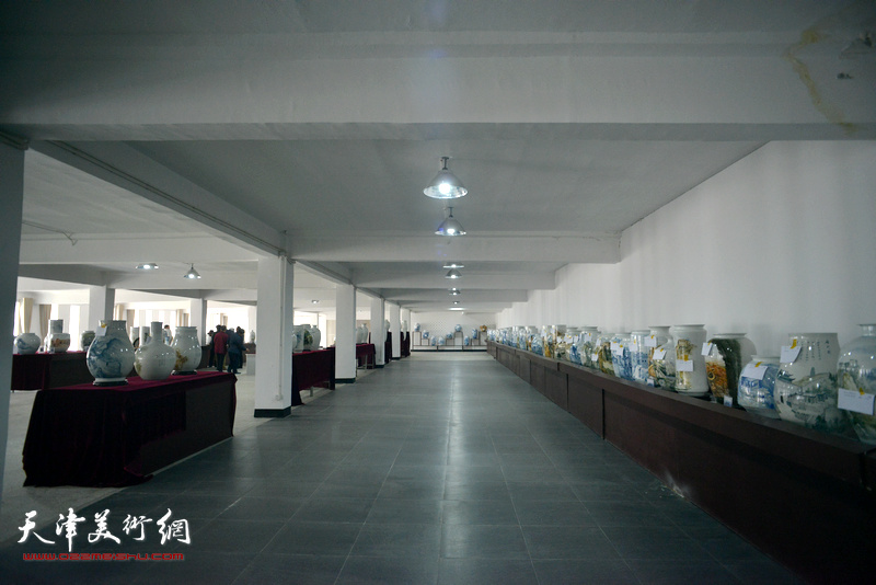 陈塘庄美术科技馆腾出一间厂房临时摆放陈列陈钢创作的“长城青花瓷”系列作品。