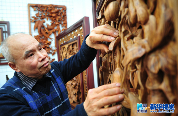 王树元介绍自己的木雕作品。