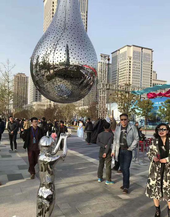 “新轴线——2017武汉CBD·泛海国际雕塑艺术季”现场