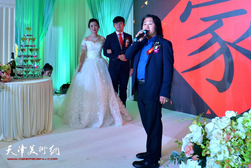 孙富泉、孙文、赵爽在婚礼上。