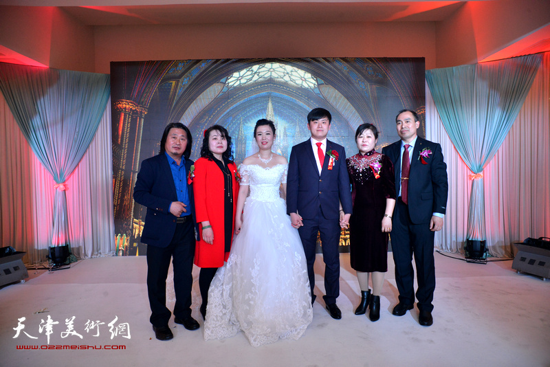 孙富泉、王春英夫妇与孙文、赵爽及亲家在婚礼上。