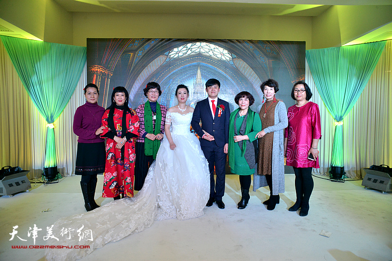 左起：张静、黄雅丽、王俊英、赵爽、孙文、史玉、吕爱茹、肖英隽在婚礼上。