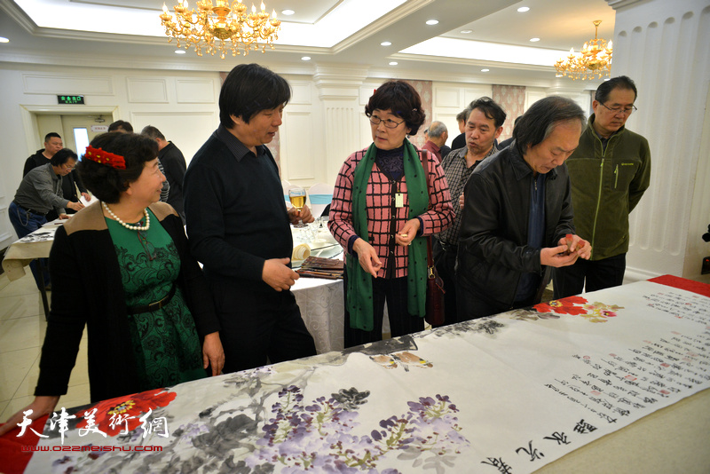 冯字锦、翟洪涛、王俊英、温洪琪、王佩翔在婚礼现场作画。