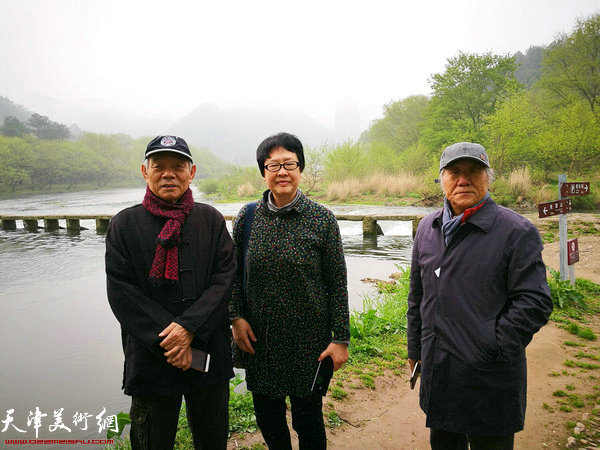 纪振民、姬俊尧、伊汉铭在朱潭山景区。