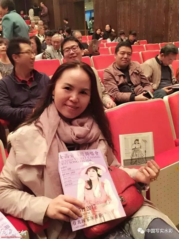 歌唱家张曼女士在独唱音乐会现场手持董克诚的速写