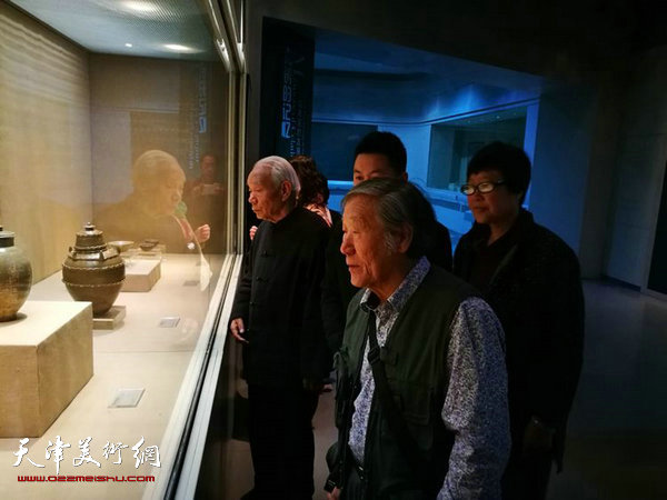 纪振民、姬俊尧、伊汉铭、徐庆举在龙泉青瓷博物馆。