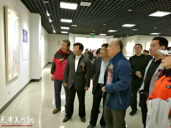 王廷琦副厅长、孔维克院长、天津画家苏鸿升与嘉宾一同参观展览。