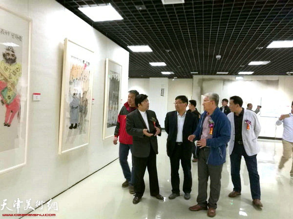 王廷琦副厅长、孔维克院长、天津画家苏鸿升与嘉宾一同参观展览。