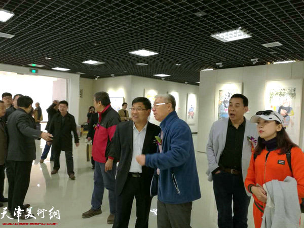 王廷琦副厅长、苏鸿升与嘉宾一同参观展览。