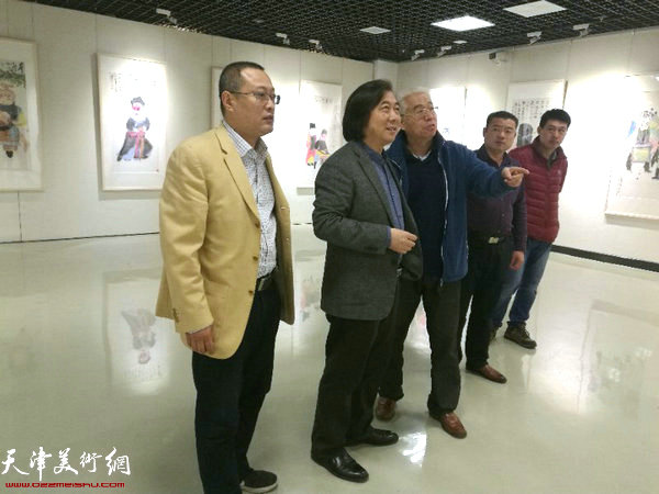 山东美术馆馆长、山东美协主席张望与著名策展人于释博与苏鸿升观看展览。