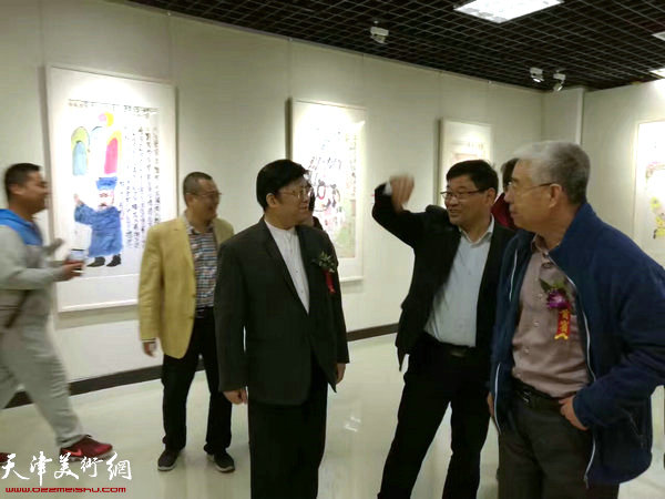 王廷琦副厅长、孔维克院长与苏鸿升在展览现场交流。 