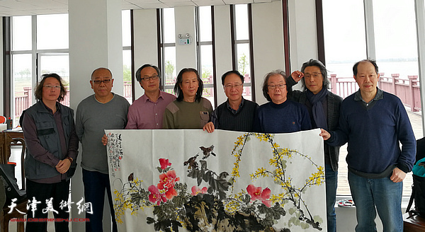 天津著名书画家到武清区上马台乡金泉湖采风、创作。