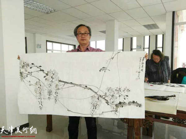 陈福春与他的作品。