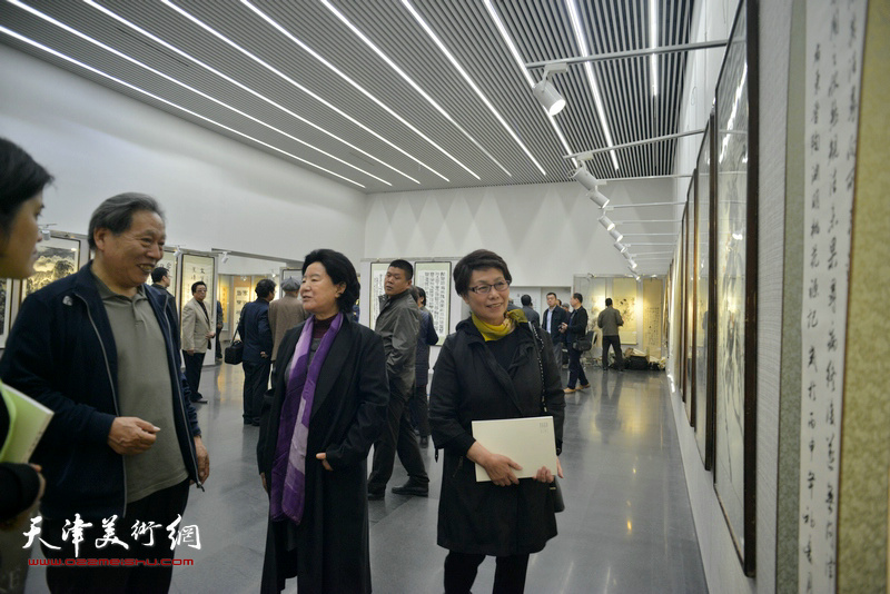 曹秀荣、霍然、崔燕萍在观赏展出的作品。