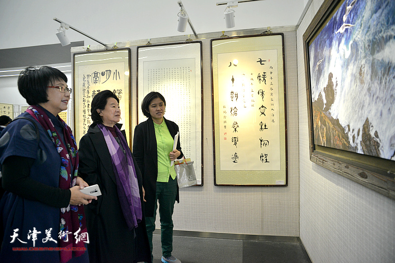 曹秀荣等在观赏展出的作品。