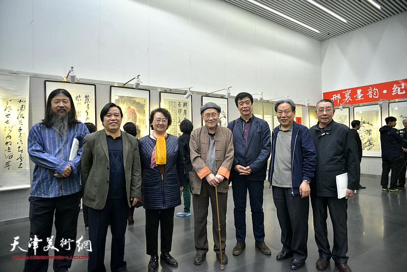 左起：梁旭华、李耀春、马文琴、孙长康、姜维群、霍然、曹剑英在书画展现场。