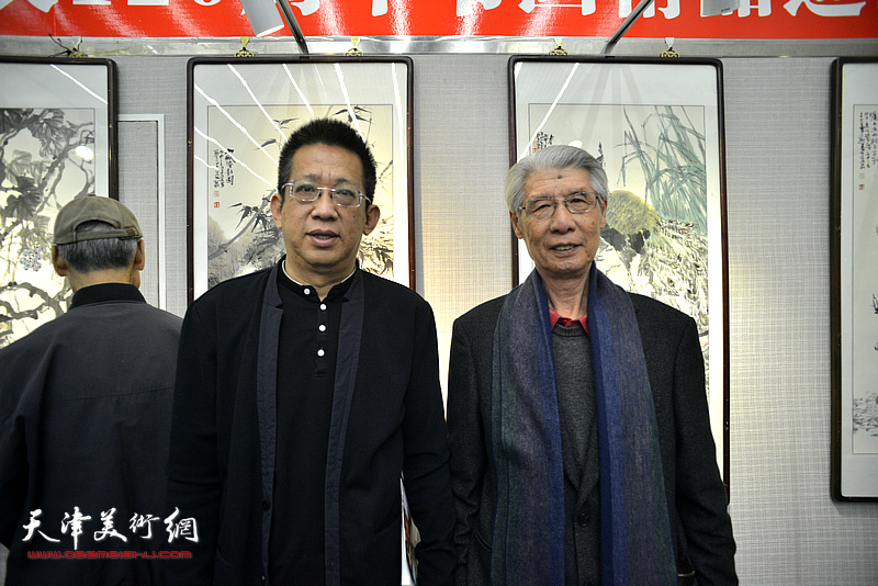 杨德树、李毅峰在书画展现场。