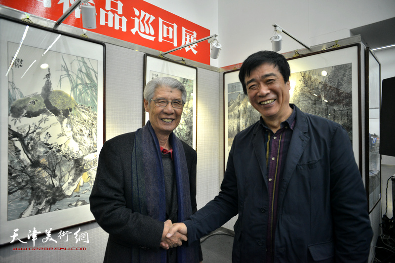 杨德树、姜维群在书画展现场。
