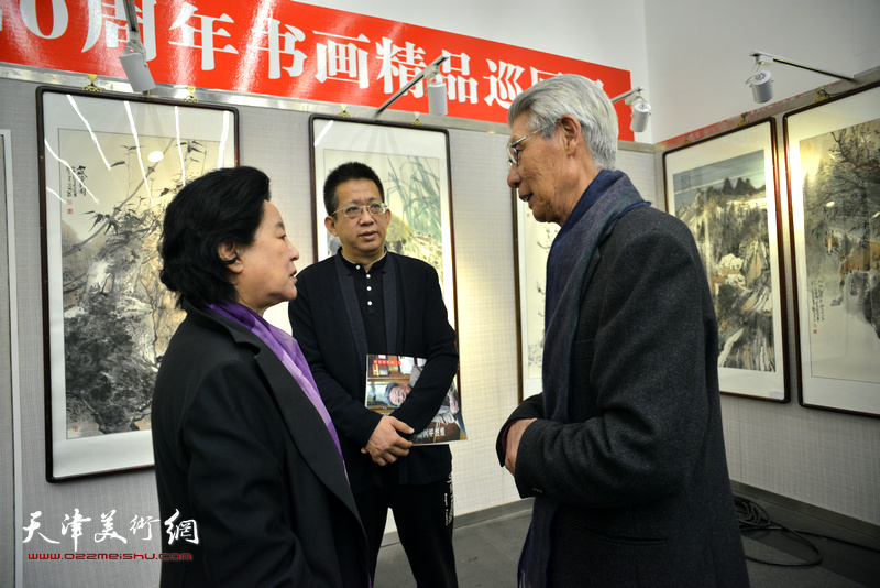 曹秀荣、杨德树、李毅峰在书画展现场交流。