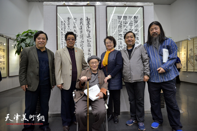 孙长康、曲学真、李耀春、马文琴、王秀琪、梁旭华在书画展现场。