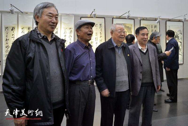 滑兵来与来宾在书画展现场。