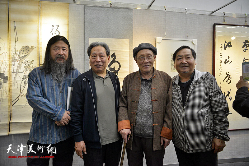 左起：梁旭华、霍然、孙长康、王秀琪在书画展现场。