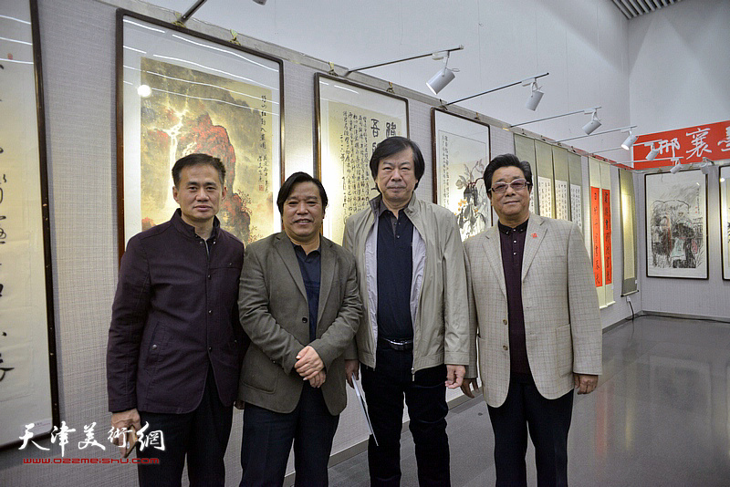 曲学真、史振岭、李耀春在书画展现场。