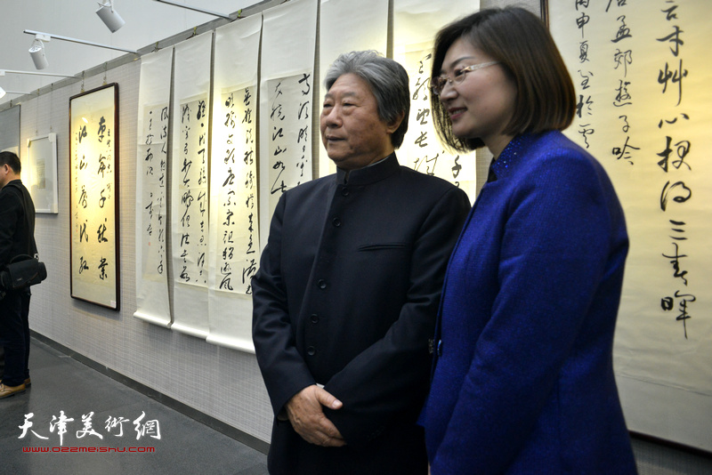 杨秉延与来宾在书画展现场。