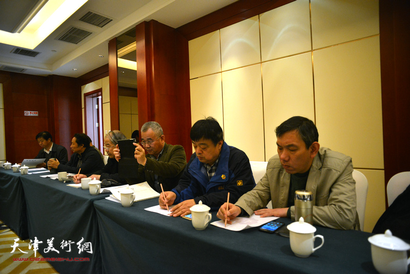 来自河北省的书画家、评论家在座谈会上。