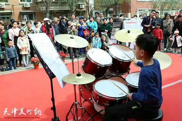 春秋文化艺术培训学校（梅江分校的）的学员宋哈霓带来了精彩的架子鼓独奏《守护向日葵》开启了文艺演出的序幕