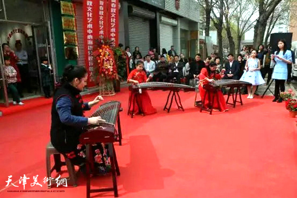 春秋文化艺术培训学校的金牌古筝教师王雯雯老师带领着在刚刚结束的2017中国青少年网络春晚中顺利入围的学生弹奏了一曲《战台风》