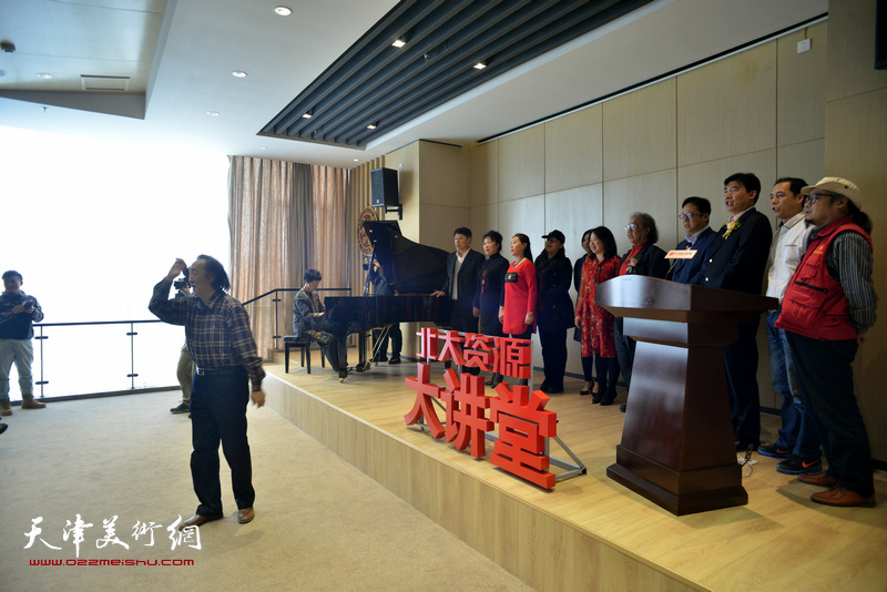 中国著名钢琴家、国家一级演员《歌唱祖国》问世首弹者靳凯华女士与中国著名男中音歌唱家时可龙老师带领在场的嘉宾共同演绎《歌唱祖国》。