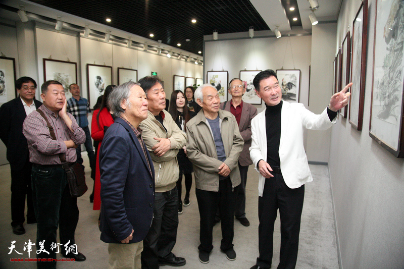陈之海陪同纪振民、姬俊尧、王峰等来宾观看展出的作品。