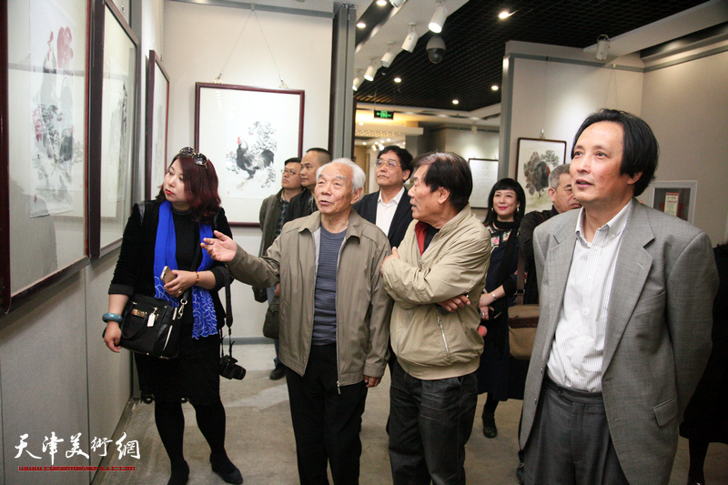 纪振民、王峰、杨永茂等来宾观看展出的作品。