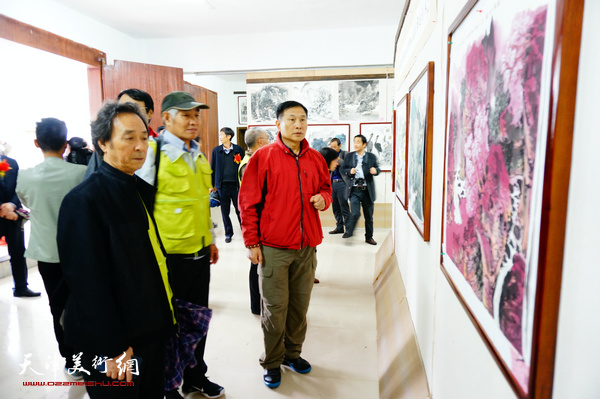 刘金标、王寅、刘振江观看画展。