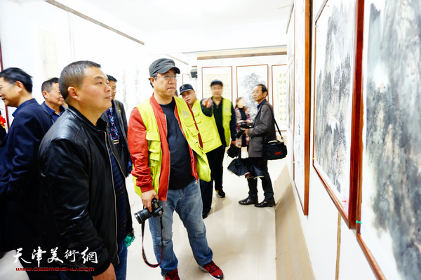 刘绍斌观看画展。