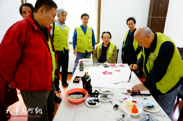 天津书画家在书画笔会上。