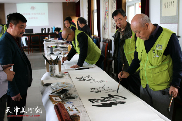 刘凤棋、李山楼、黄晔在企业组织的笔会上。