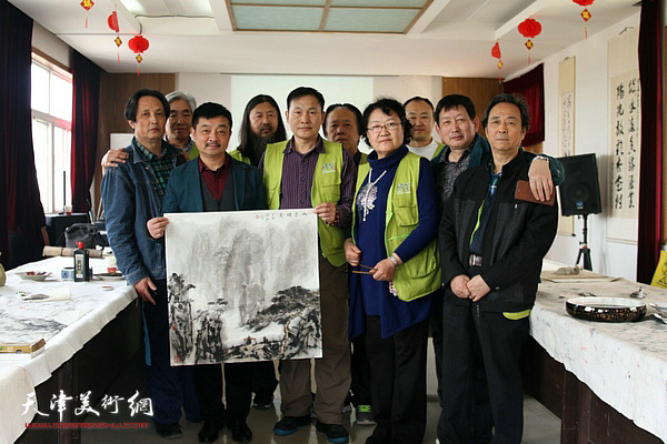 天津画家在企业组织的笔会上。
