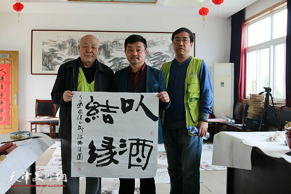 刘凤棋、刘绍斌与缘酒集团董事长黄晔。