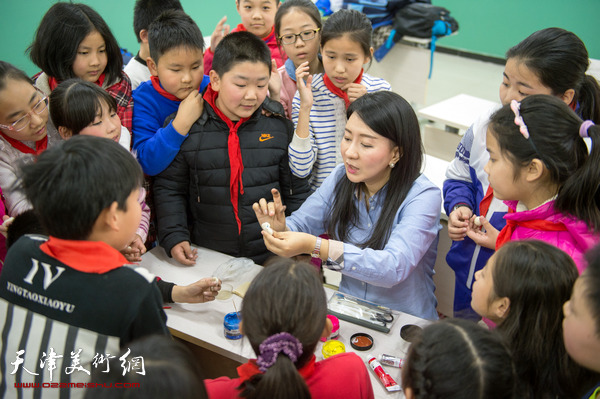 天津面塑艺术家刘芳走进小学课堂