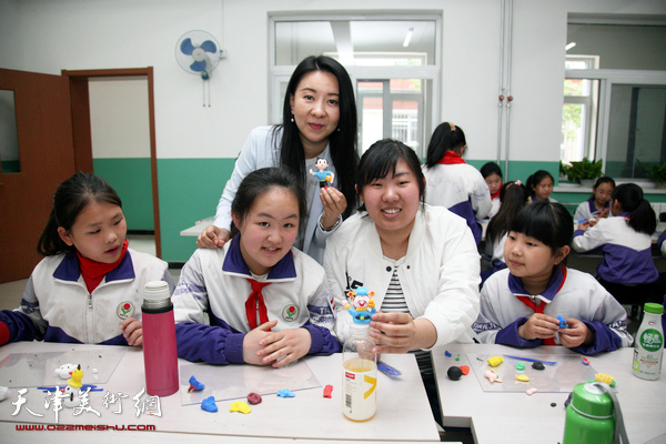 天津面塑艺术家刘芳走进小学课堂