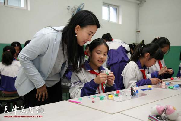 天津面塑艺术家刘芳走进小学课堂